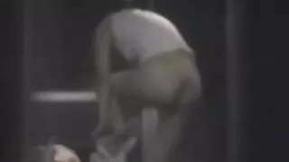 الفتاة ذات الشعر الخفيف الشقية تتعرض للضرب بوحشية من قبل اثنين من سيكس جديد مترجم الأزرار القوية